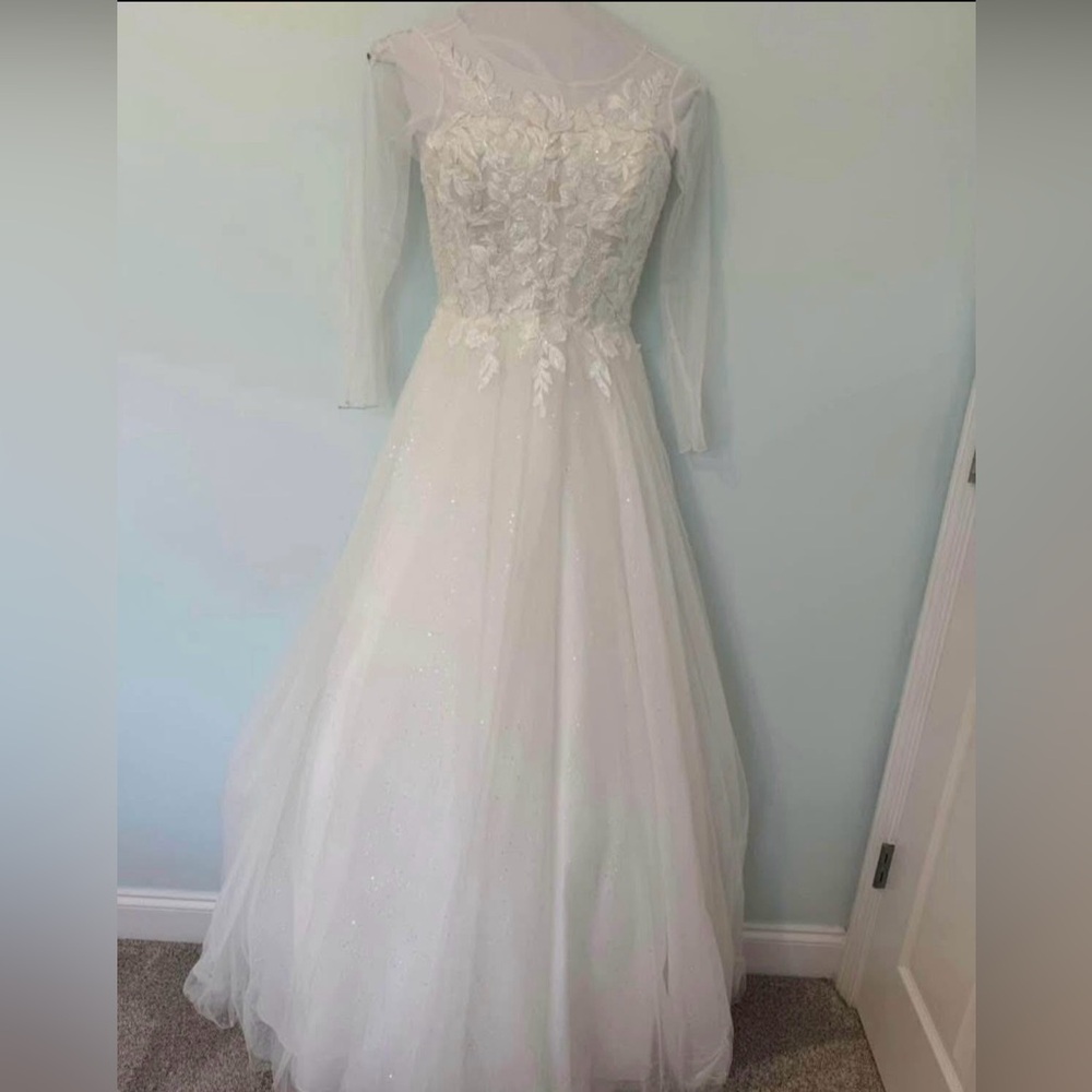 Wedding Dress - Picture 2 of 7